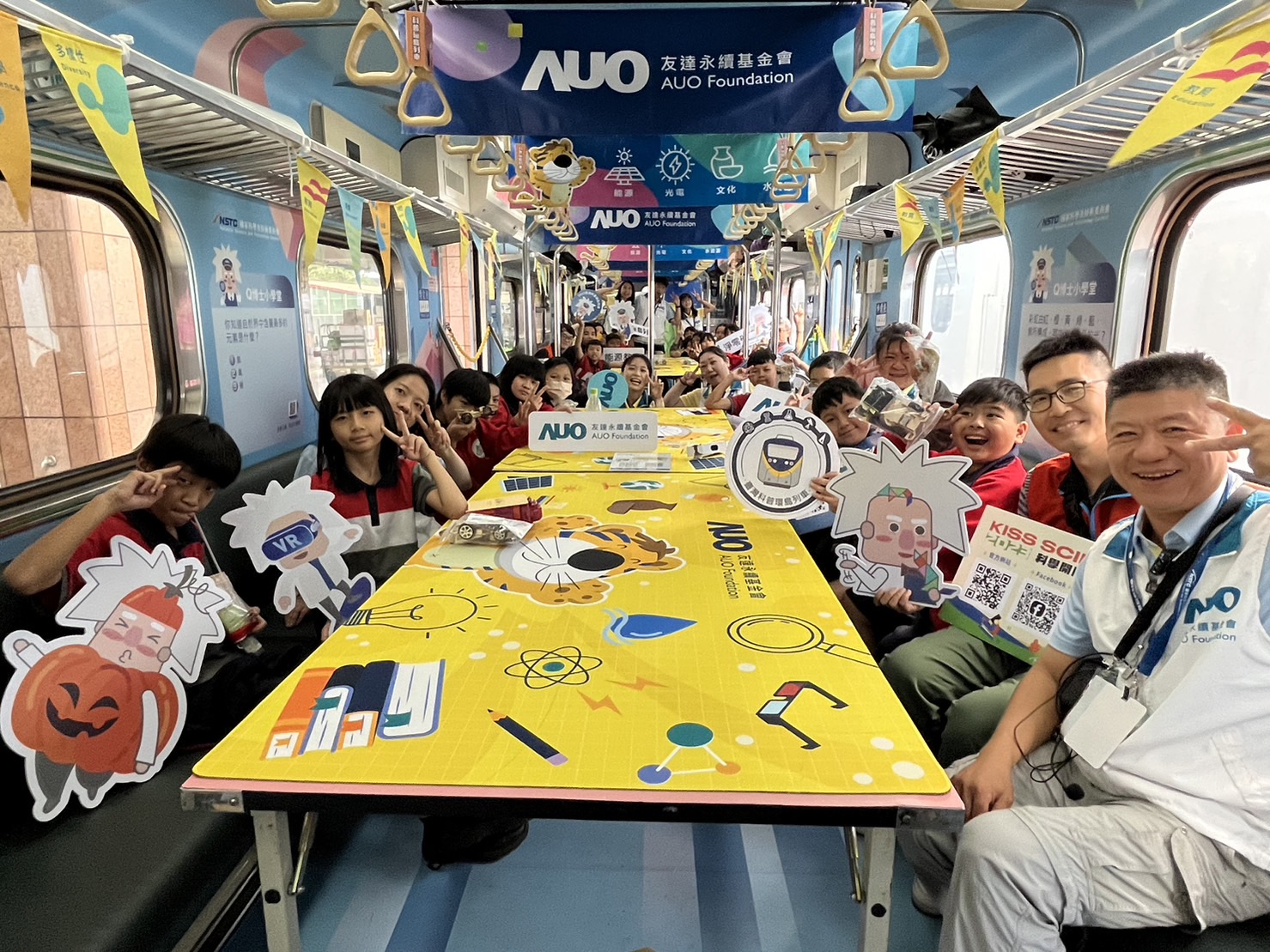 DB真人永續基金會參與「臺灣科普環島列車」，設計基礎科學車廂課程，以「淨零碳排和永續能源」為主題，讓學生透過創意實驗認識淨零知識，以及思考生活中的減碳行為